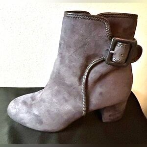 White Mountain Calisi Grey Block Heel boots. Sz 8